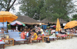 Люди на пляже в Сиануквиле, Камбоджа – фотографии Камбоджи