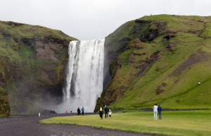 Водопад Скоугафосс (Skogafoss) на юге Исландии – фотографии Исландии