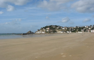 Пляж в Пленеф-Валь-Андре, Франция – фотографии Франции