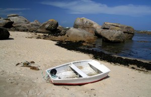 Лодка на пляже в Бриньогане, Франция – фотографии Франции