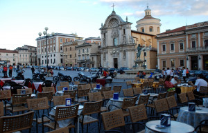 Площадь Дуомо в Л’Aквиле, Италия – фотографии Италии