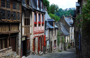 Улица в Динане, Франция – фотографии Франции
