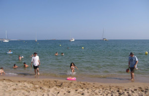 Люди на пляже в Фрежюсе. Франция – фотографии Франции