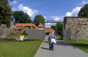 Руины замка Ливонского ордена в городе Валмиера – фотографии Латвии