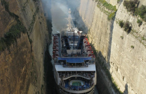 Коринфский канал, круизный лайнер – фотографии Греции
