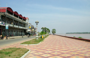 Набережная в Кампонгтяме, Камбоджа – фотографии Камбоджи