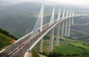 Вантовый мост Мийо́ (le Viaduc de Millau) во Франции – фотографии Франции