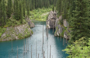 Старый лес елей утонул в озере Каинди (Lake Kaindy), Казахстан – фотографии Казахстана