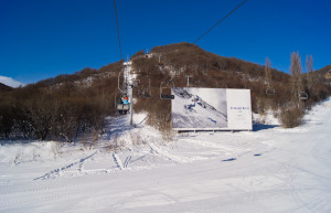 Подъёмники над трассой. Цахкадзор. Армения – фотографии Армении