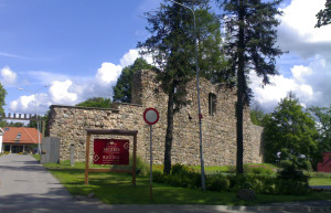 Руины замка Ливонского ордена в Валмиере – фотографии Латвии