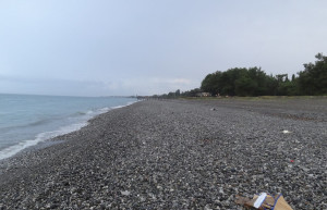 Галечный берег моря. Гячрипш – фотографии Абхазии