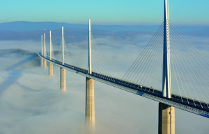 Виадук Мийо́ (le Viaduc de Millau) — вантовый мост через долину реки Тарн – фотографии Франции