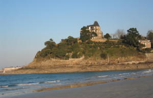 Дома на берегу в Динарде, Франция – фотографии Франции