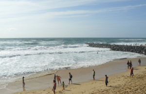 Люди на пляже в Капбретоне, Франция – фотографии Франции