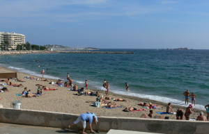 Люди на пляже в Сен-Рафаэль, Франция – фотографии Франции