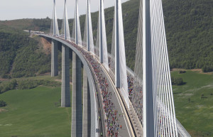 Виадук Мийо́ — вантовый мост через долину реки Тарн – фотографии Франции