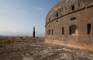 Мать-Армения (слева) и русская крепость (справа). Фото 44 – фотографии Армении