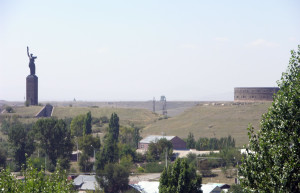 Мать-Армения (слева) и русская крепость (справа) – фотографии Армении