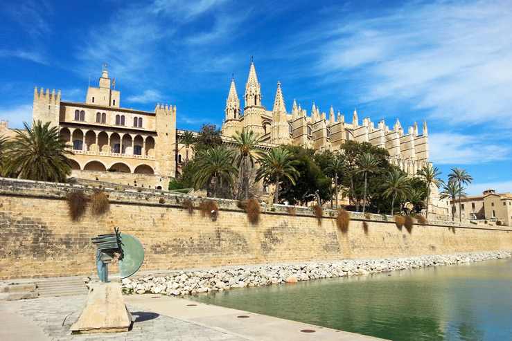 Дворец Альмудайна (Palace of La Almudaina), находится слева от Кафедрального собора Дворец Альмудайна (Palace of La Almudaina), находится слева от Кафедрального собора