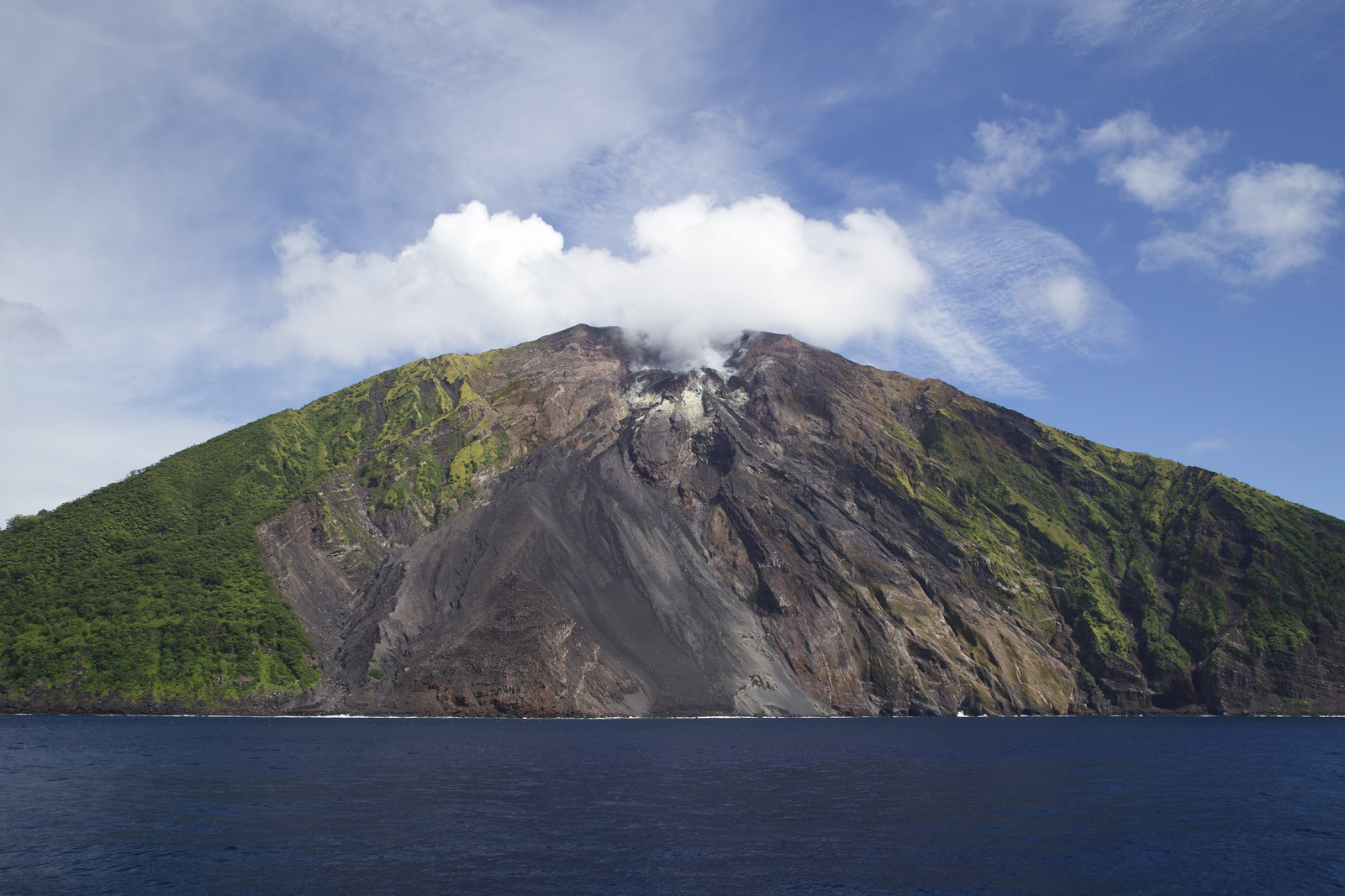 Вулканический остров в тихом океане. Соломоновы острова вулканы. Остров Тинакула-вулканический. Гора Попоманасеу Соломоновы острова.