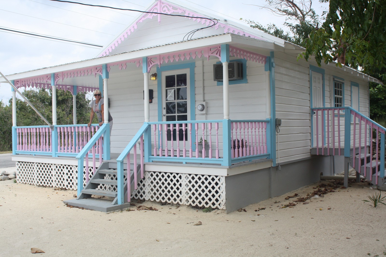 Типичный жилой дом на острове Кайман-Брак (Cayman Brac Island) —  фотография, размер: 1600x1067