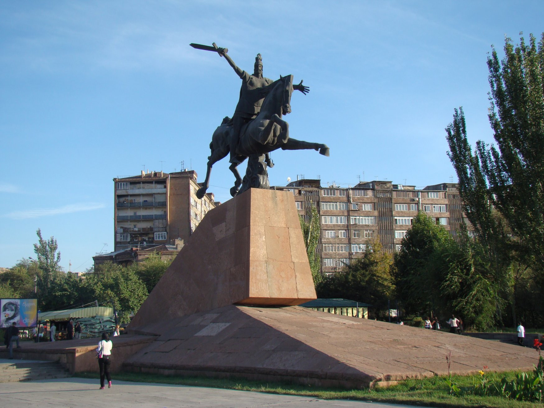 Памятники в ереване фото