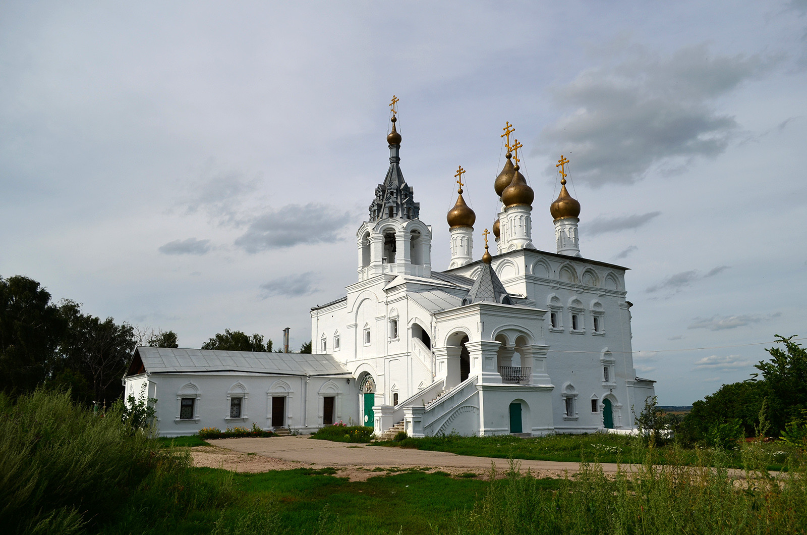 Церковь Воскресения Христова в селе Исады — фотография, размер: 1600x1060