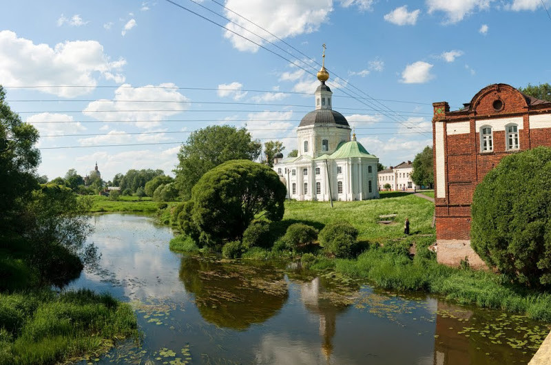 Вязьма. Вязьма храм Рождества Богородицы. Вид на храм Рождества Богородицы Вязьма. Церковь Рождества Пресвятой Богородицы Вязьма. Река Вязьма около церкви.