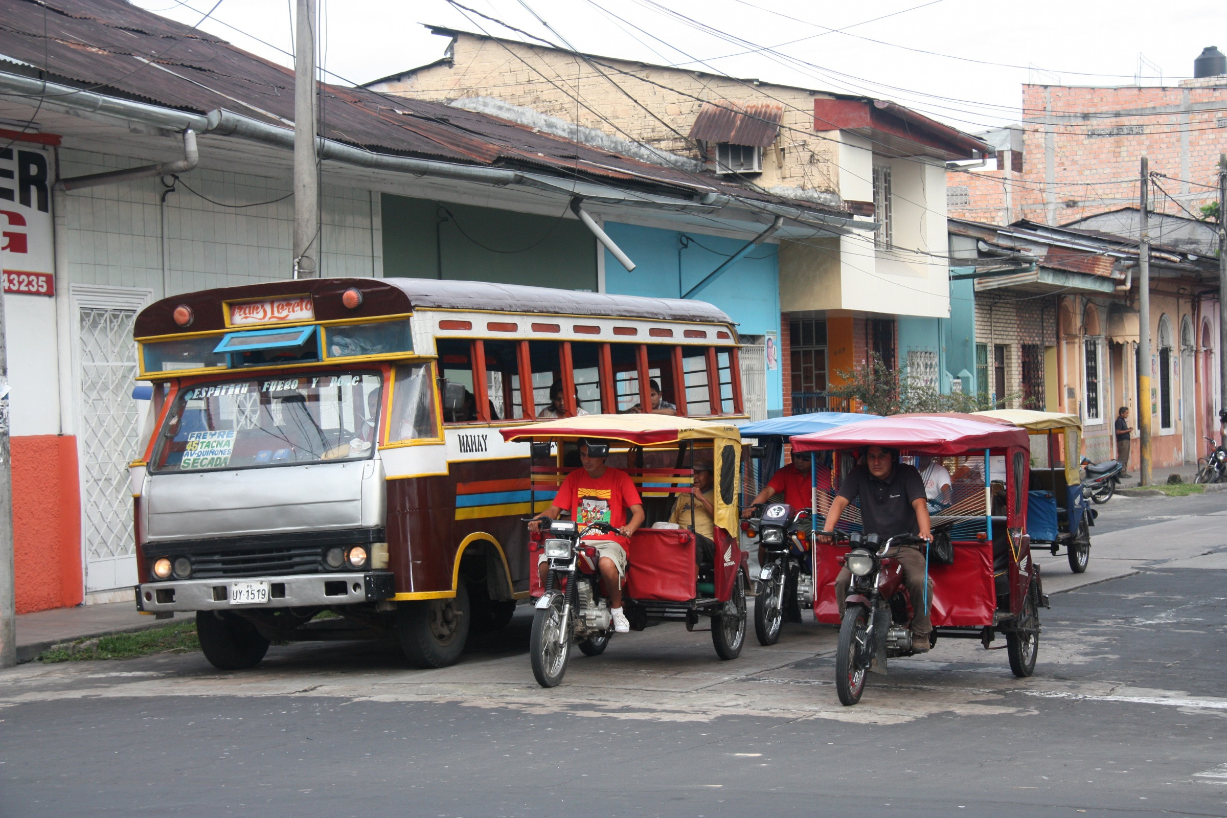 Икитос (Iquitos) – город на северо-востоке Перу — фотография, размер:  2400x1600