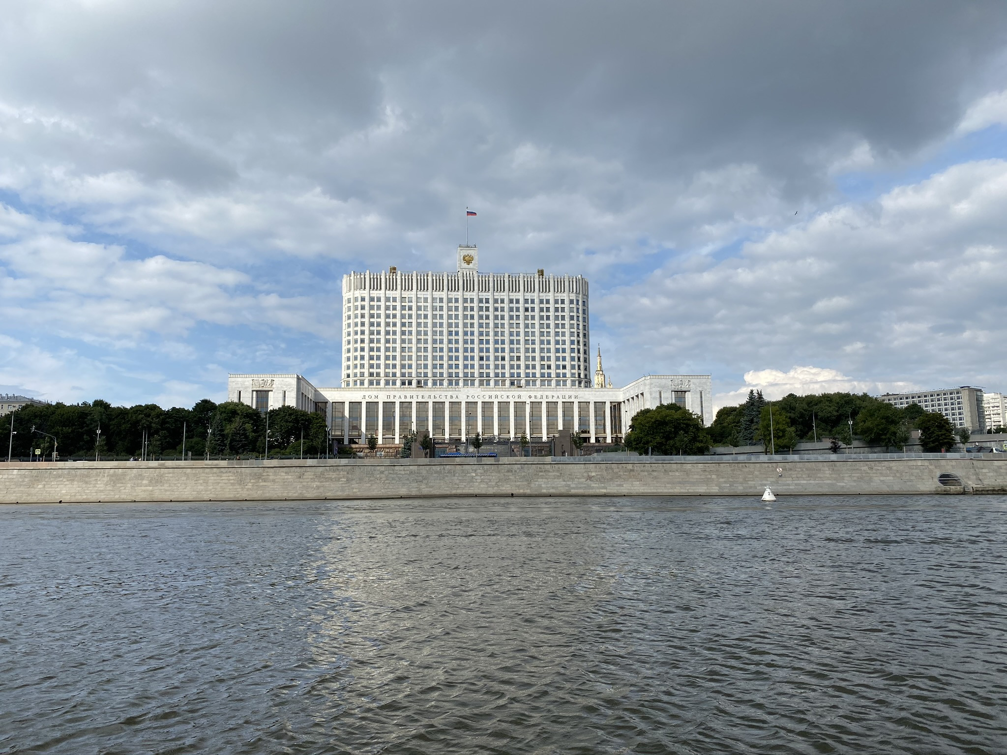 Вид на Белый дом в Москве с воды — фотография, размер: 2048x1536