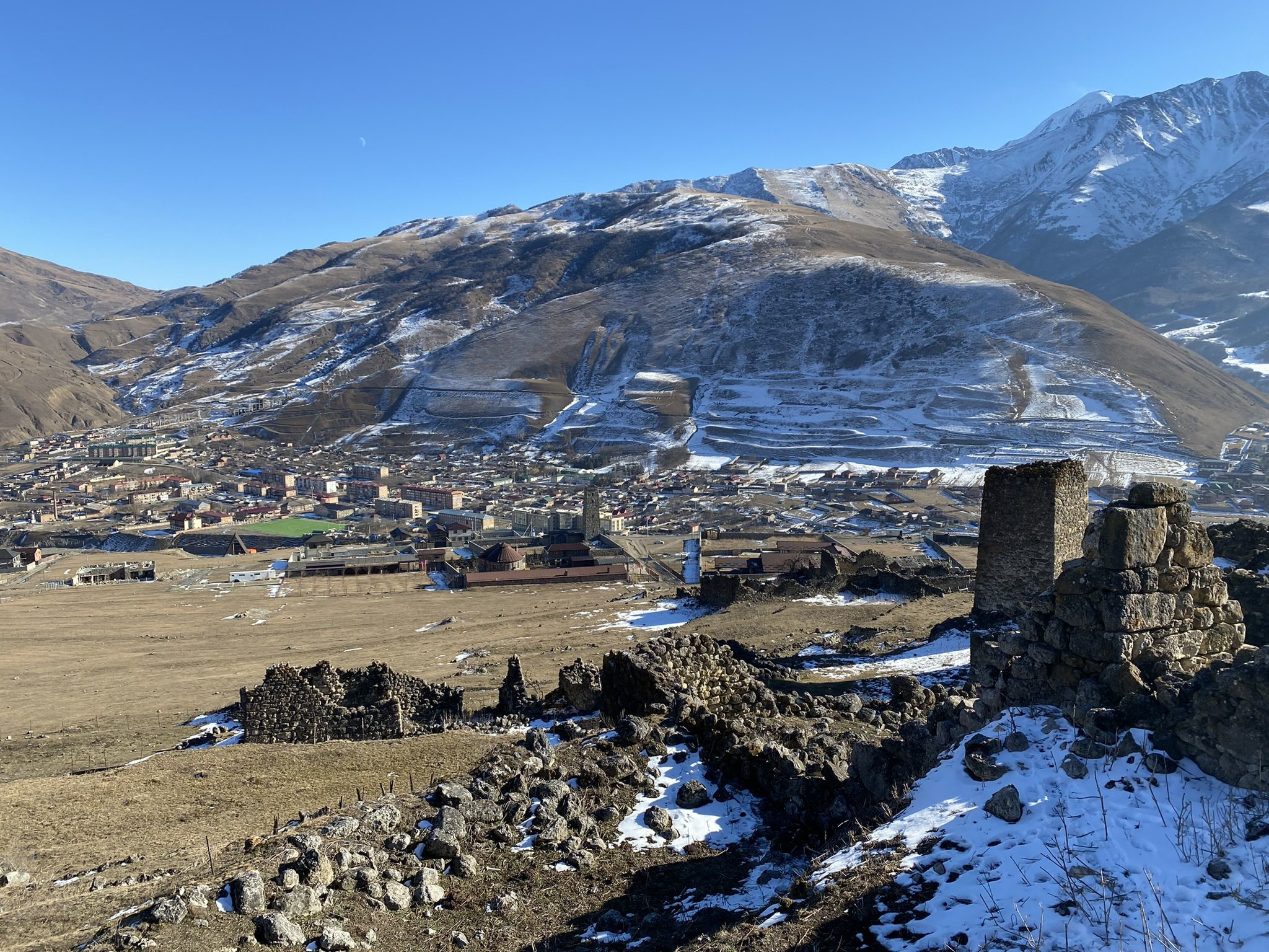 Вид со склона села Цимити на поселок Верхний Фиагдон, Северная Осетия —  фотография, размер: 2048x1536