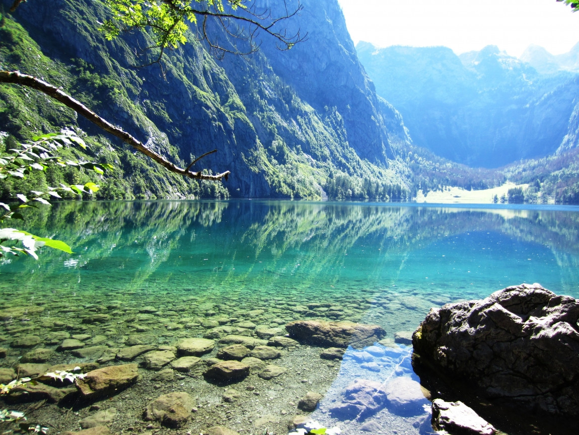 Летом в озере Кёнигзее (Königssee) разрешено купаться и ловить рыбу —  фотография, размер: 1150x863