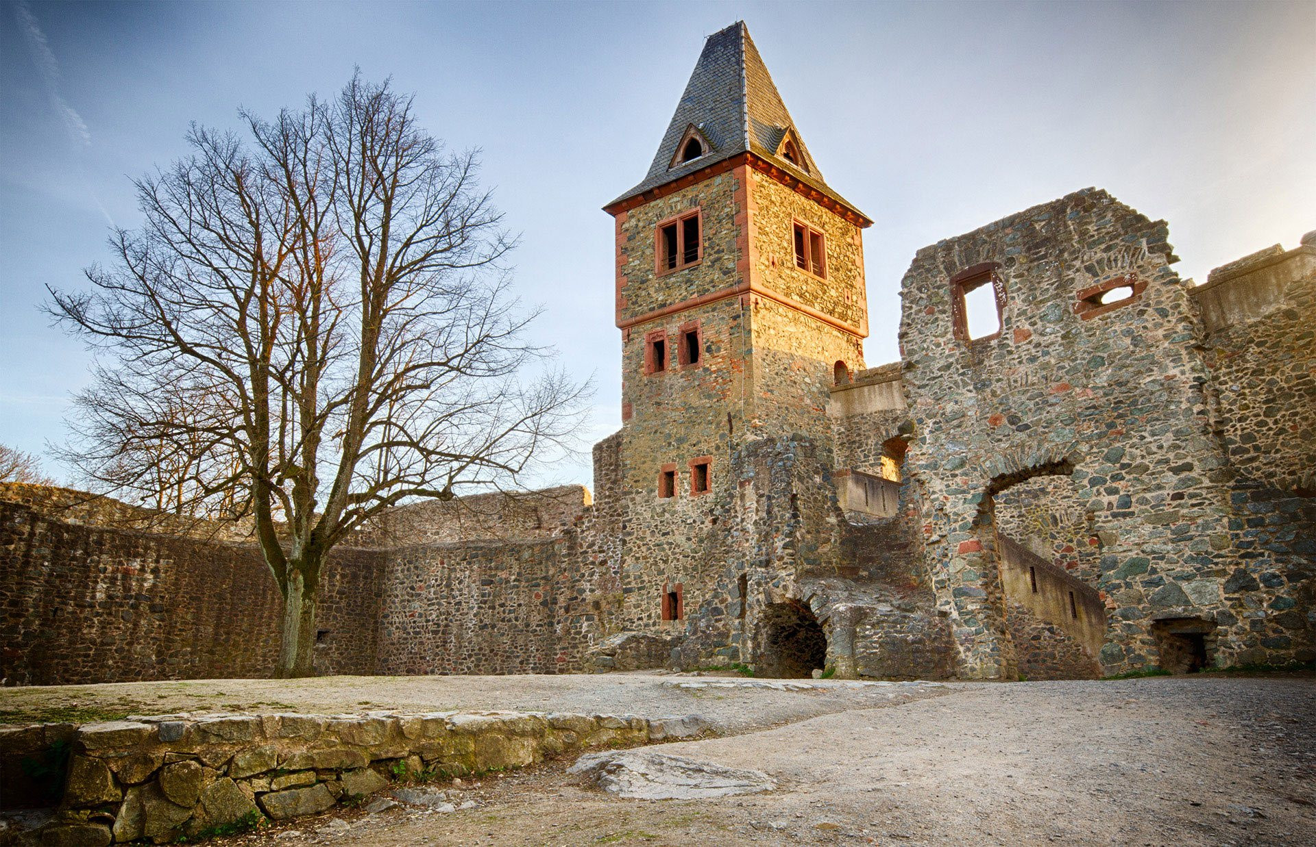 Замок Франкенштейн (Burg Frankenstein) в Германии — фотография, размер:  1920x1237