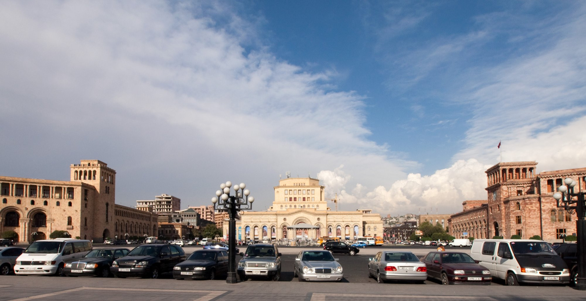 Стоянка авто на площади Республики в Ереване, Армения — фотография, размер:  2000x1028