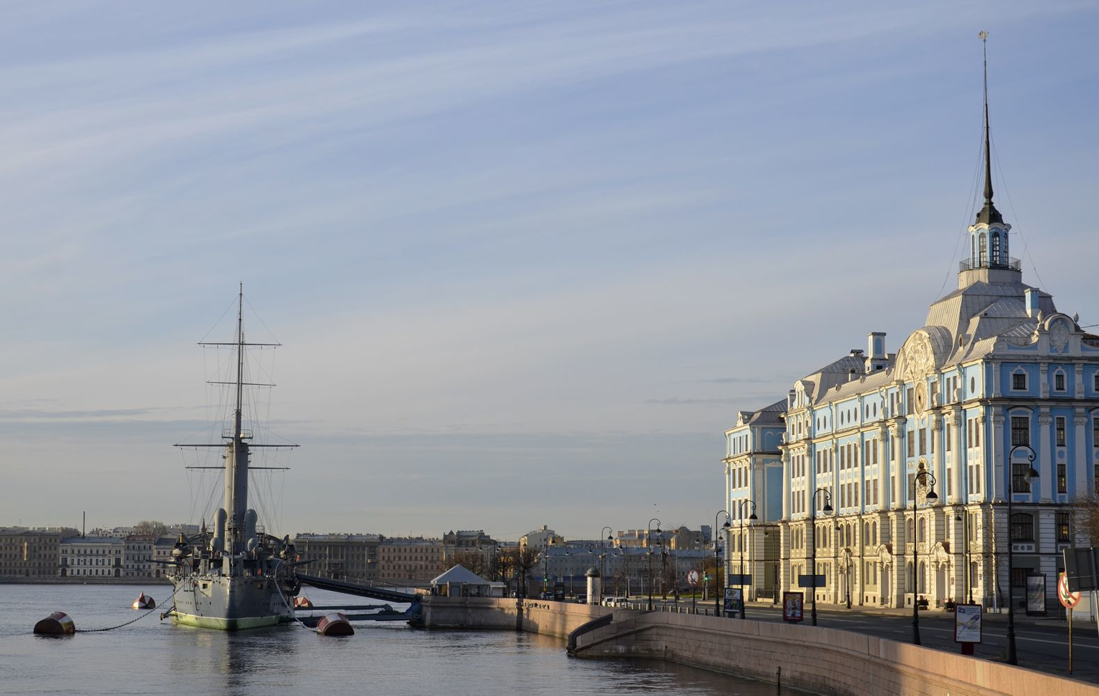 Петроградская набережная санкт петербург. Петроградская набережная Аврора. Дворцовая набережная в Санкт-Петербурге. Крейсер Аврора в Санкт-Петербурге фото.