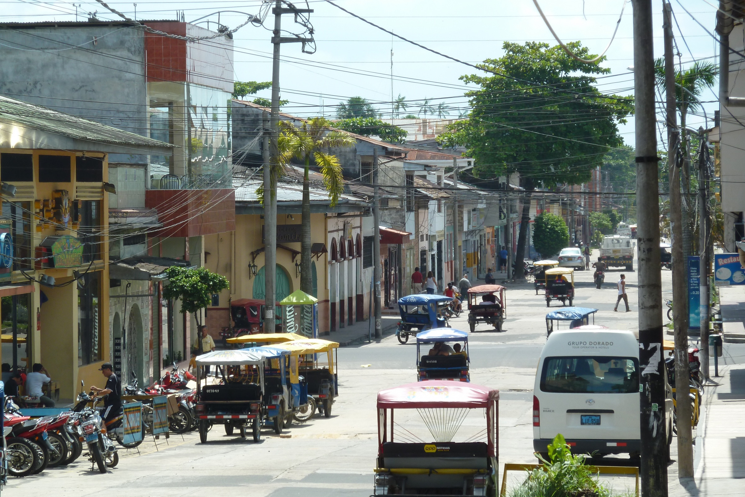 Икитос (Iquitos) – город на северо-востоке Перу — фотография, размер:  2400x1600