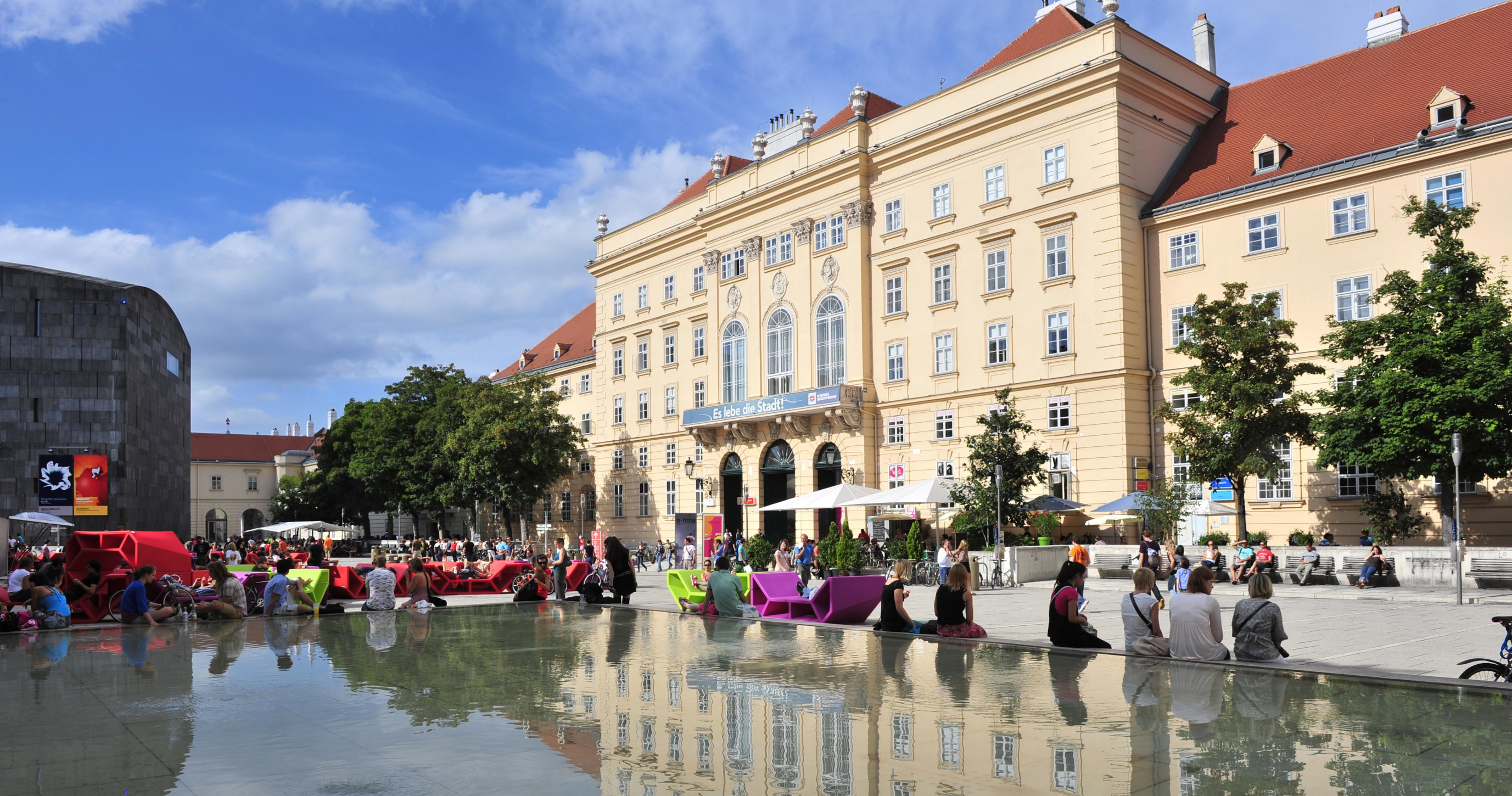 Прогноз погоды в вене. Музейный квартал в Вене. Квартал музеев в Вене. Museumsquartier. Вена музейный квартал фото.