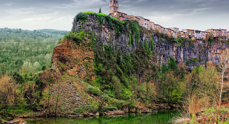 Кастельфоллит-де-ла-Рока – город в Испании на обрыве скалы