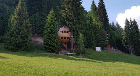 Необычные дома-шишки в итальянских Альпах