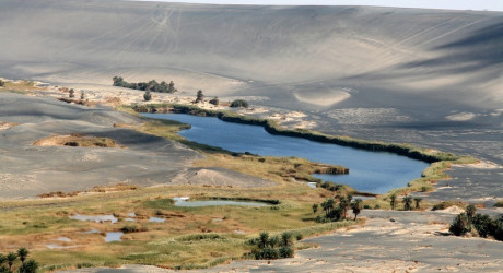 Вау-эн-Намус – потухший вулканический кратер с оазисами в глубине Сахары