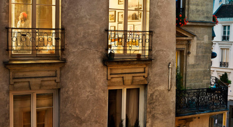 Фотограф Гейл Алберт-Халабан фотографирует окна жителей Парижа и Нью-Йорка