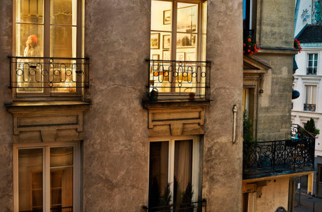 Фотограф Гейл Алберт-Халабан фотографирует окна жителей Парижа и Нью-Йорка