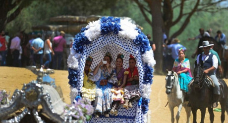 Ежегодное католическое паломничество Эль Росио в Испании