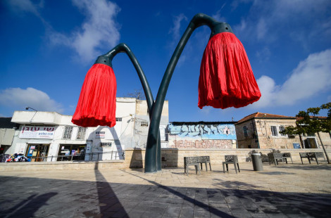 Гигантские цветы на площади Vallero в Иерусалиме