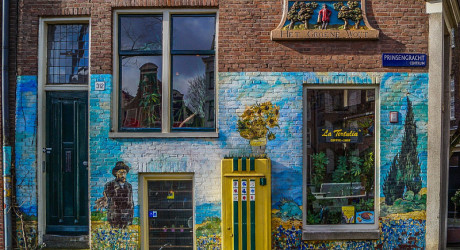 Gevelstenen – красочные таблички на домах в Нидерландах