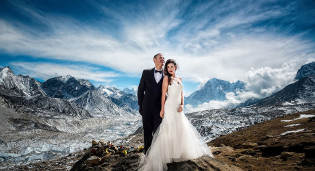 Влюбленные поженились, поднявшись на Эверест