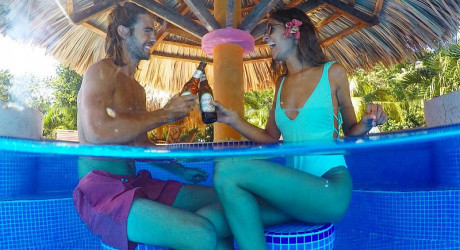 Молодожены путешествуют по Америке в старом школьном автобусе