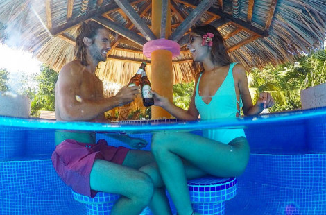 Молодожены путешествуют по Америке в старом школьном автобусе