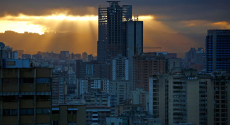 В Каракасе началось расселение 45-этажной трущобы