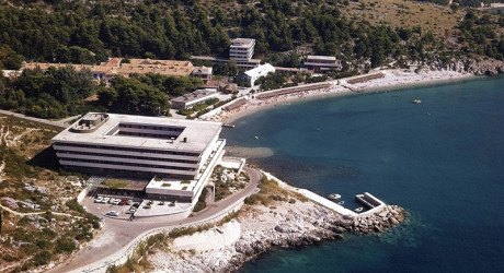 Заброшенные отели в туристическом городке Купари в Хорватии